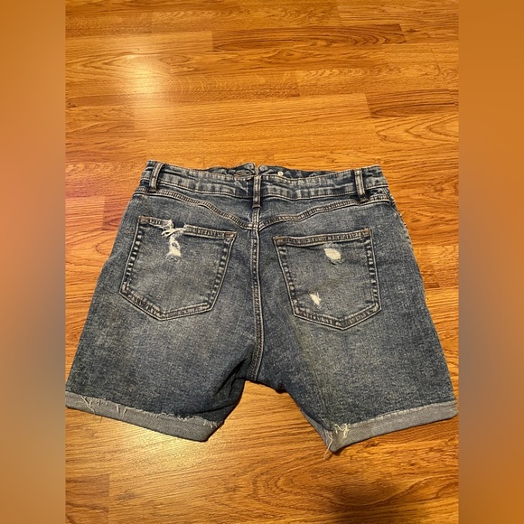 Reitman’s Distressed Mid-Thigh Shorts - Picture 3 of 3